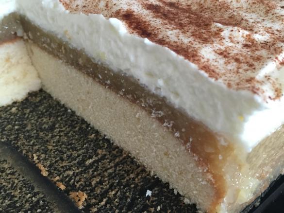 Variation von Apfelkuchen mit Schmand-Sahne und Zimt