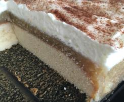 Variation von Apfelkuchen mit Schmand-Sahne und Zimt