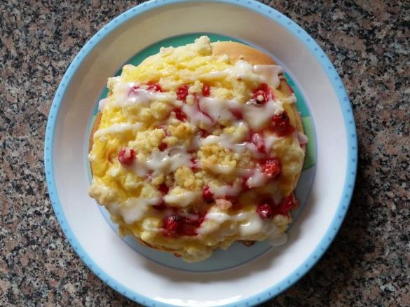 Johannisbeer-Streuseltaler mit Vanillecreme