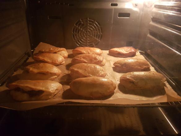 Acma gefüllte türkische Brötchen mit würziger Hackfüllung