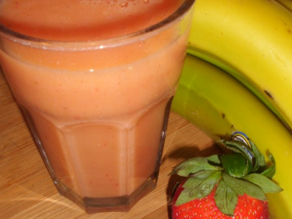 Erdbeere-Banane-Birne-Apfel-Smoothie