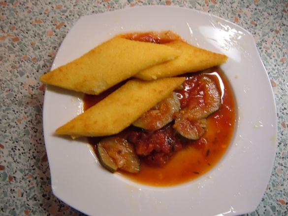 Polenta-Schnitten auf Zucchini-Tomaten-Gemüse (mediteran)