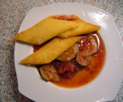 Polenta-Schnitten auf Zucchini-Tomaten-Gemüse (mediteran)