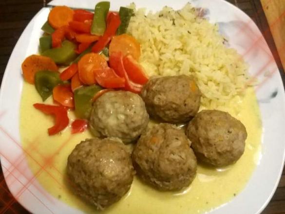 Möhren-Frischkäse Hackbällchen mit Currysoße