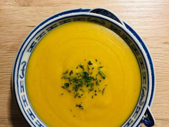 Rote Linsen-Orangen-Suppe