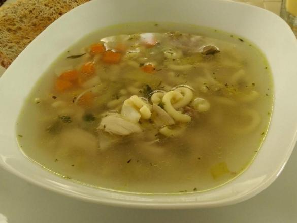 Klare Hühnersuppe mit Nudeln