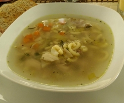 Klare Hühnersuppe mit Nudeln