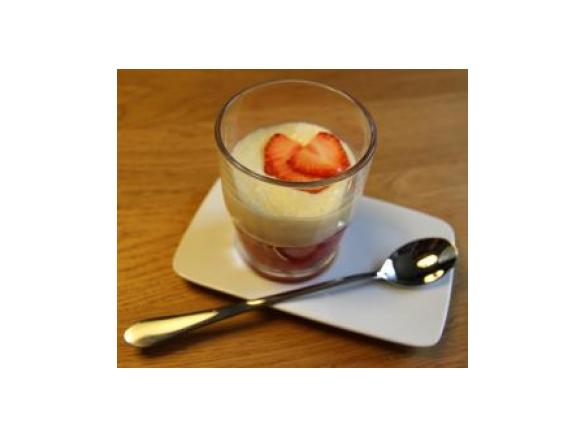 Weiße Schokoladenmousse mit Erdbeeren