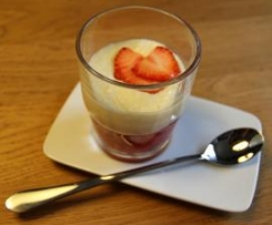 Weiße Schokoladenmousse mit Erdbeeren