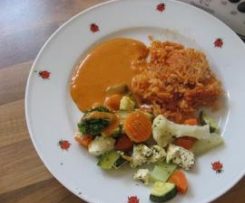 Fetagemüse mit Reis und Tomatensauce