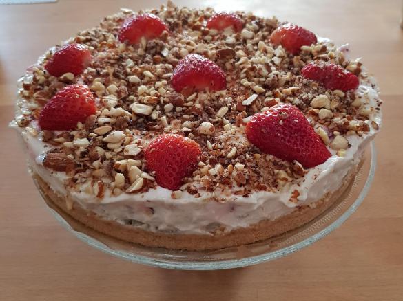 Krümelkuchen mit Erdbeer-Rhabarber-Quark
