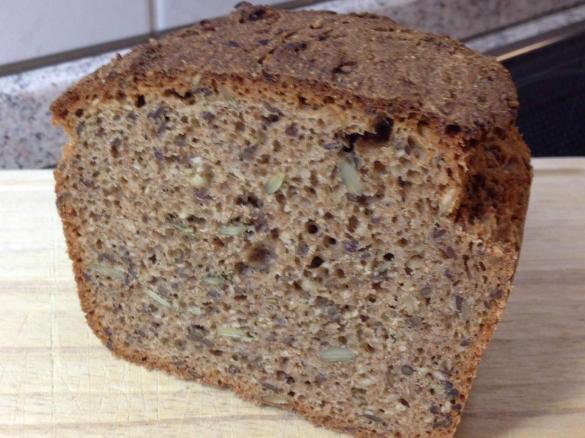 Schnelles Vollkornbrot mit frisch gemahlenen Körnern