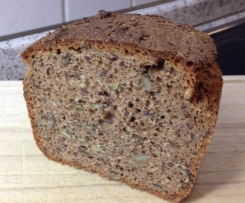 Schnelles Vollkornbrot mit frisch gemahlenen Körnern