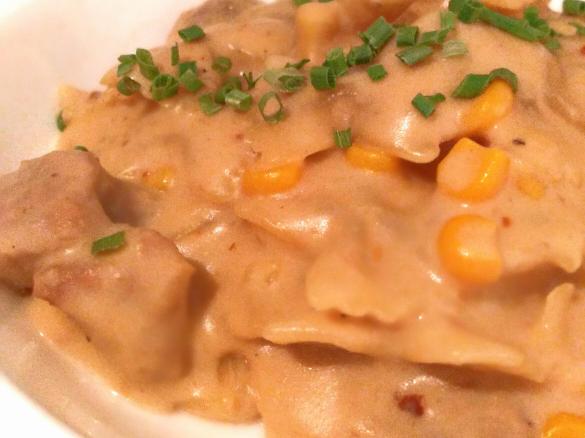 All-in-One Farfalle mit Schweinefleisch in Erdnusssauce (One Pot)