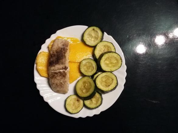 Zucchini Lachsfilet auf Mango-Bett