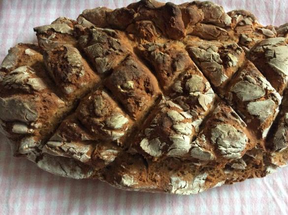 Krustenbrot mit Haselnüssen