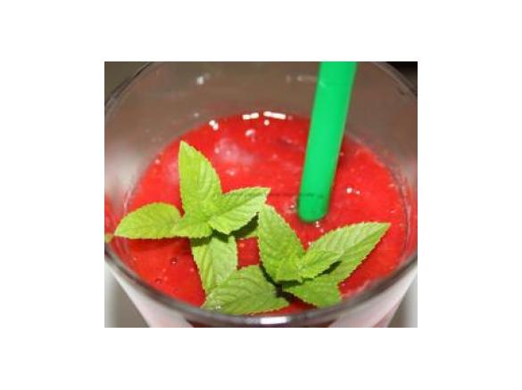 Erdbeerlikör mit Fruchtfleisch