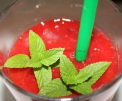 Erdbeerlikör mit Fruchtfleisch