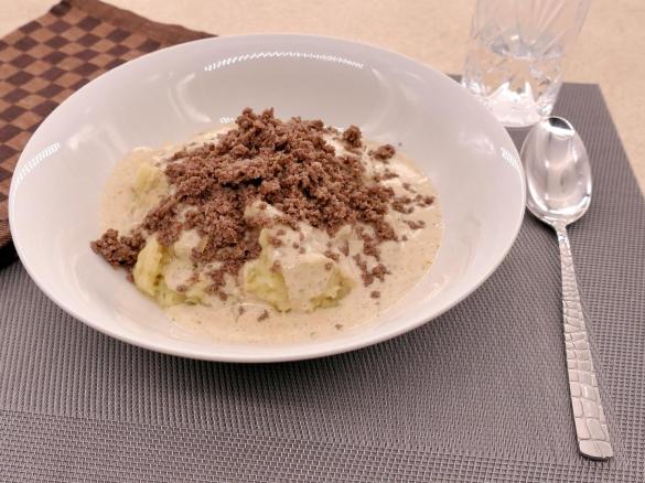 Kartoffel-Spitzkohl-Brei mit Hackfleisch und Rahmsoße