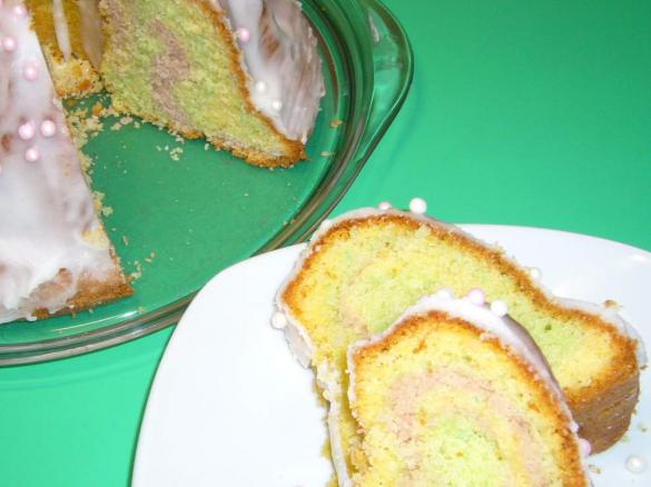 Gugel mit Regenbogenstreifen