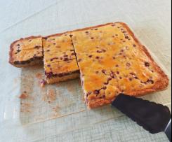 Gedeckter Felsenbirnenkuchen vom Blech