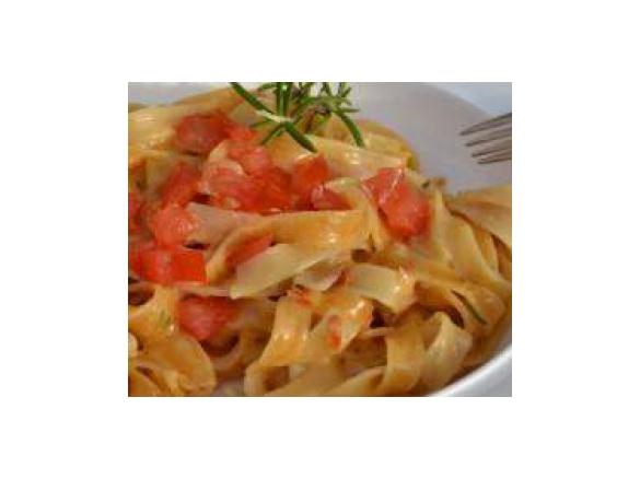 Variation von Tagliatelle in Tomaten-Rosmarin-Soße