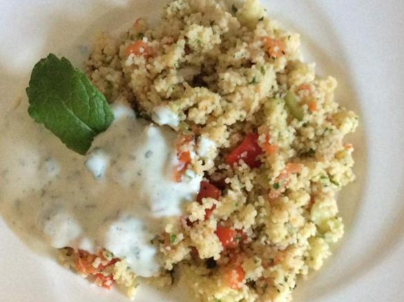 Couscous-Salat mit Zitronen-Joghurt-Dressing