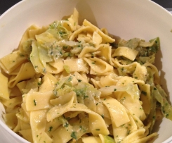 Nudeln mit Spitzkohl und Pesto