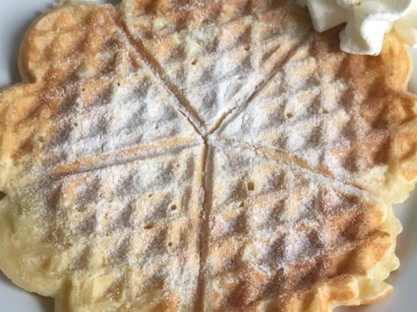 leckere Apfelwaffeln mit Sprudel