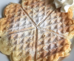 leckere Apfelwaffeln mit Sprudel