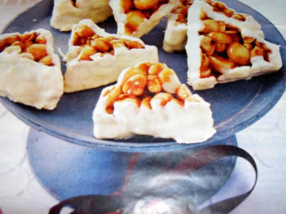 Erdnussecken mit weißer Schokolade