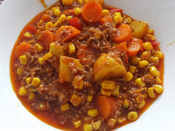 Hackfleischeintopf mit Kartoffeln und Gemüse