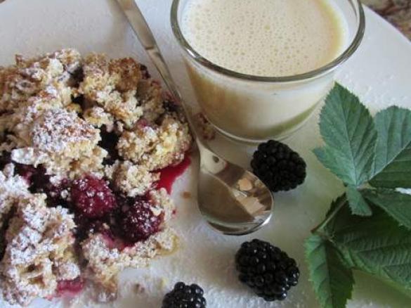 Beeren-Crumble mit Vanillesauce