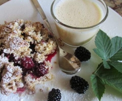 Beeren-Crumble mit Vanillesauce