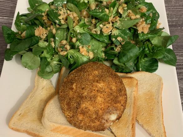 Gebackener Camembert auf Toast zu Feldsalat