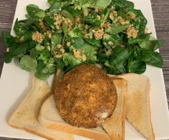 Gebackener Camembert auf Toast zu Feldsalat