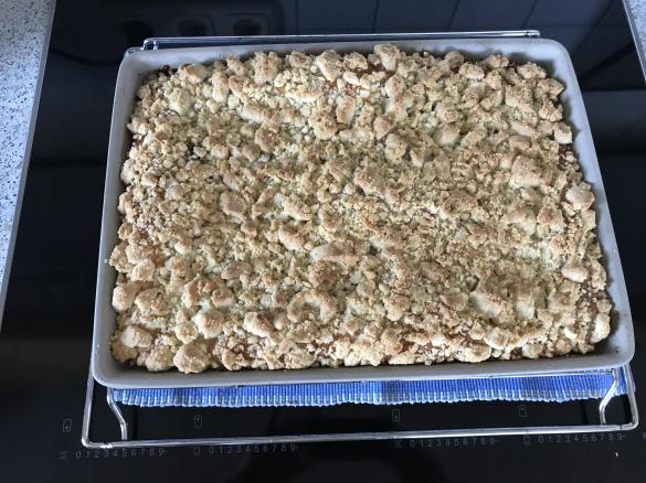 Streuselkuchen mit Hefeteig