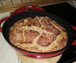 schnelles Sauerteig Brot, da mit großer Menge Sauerteig, in der Cocotte gebacken