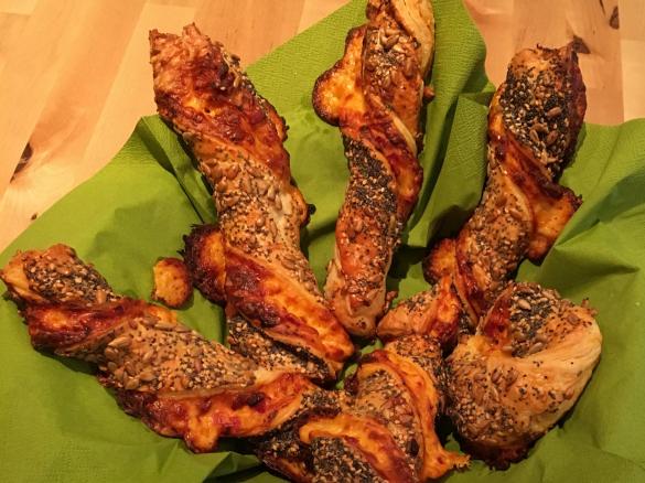 Knusperstangen mit Käse und Schinken