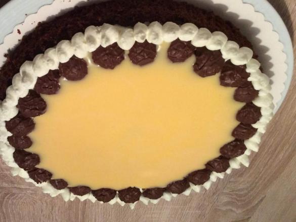 Schokotorte ohne Mehl mit Sahne und Eierlikör