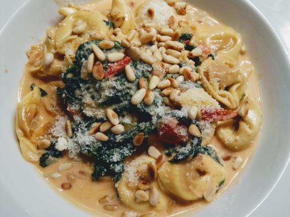 Tortellini mit Tomaten-Sahnesauce & Spinat