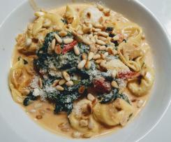 Tortellini mit Tomaten-Sahnesauce & Spinat