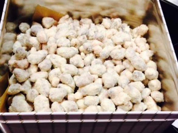 Gebrannte Mandeln mit weißer Schokolade und Kokos