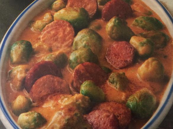 Rosenkohl-Topf mit Wurst