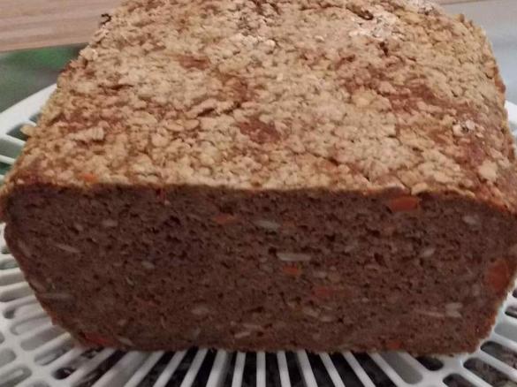 Volkornbrot mit Möhren und Walnüsse