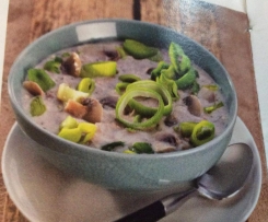 Variation von Porree-Hack-Käsesuppe