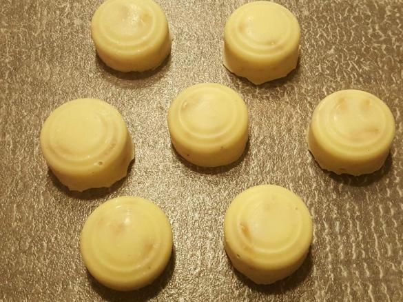 weiße Schokopralinen mit gesalzenen Erdnüssen