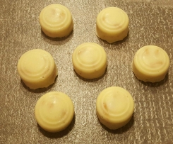 weiße Schokopralinen mit gesalzenen Erdnüssen