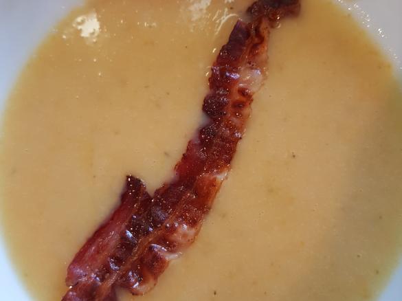 Gerrys schnelle Kartoffelsuppe mit Tomaten, Riesling und Majoran