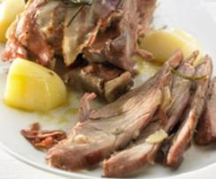 Putenkeule mit Speck und Kartoffeln